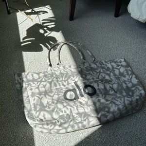 Alo Iconic Shopper Tote